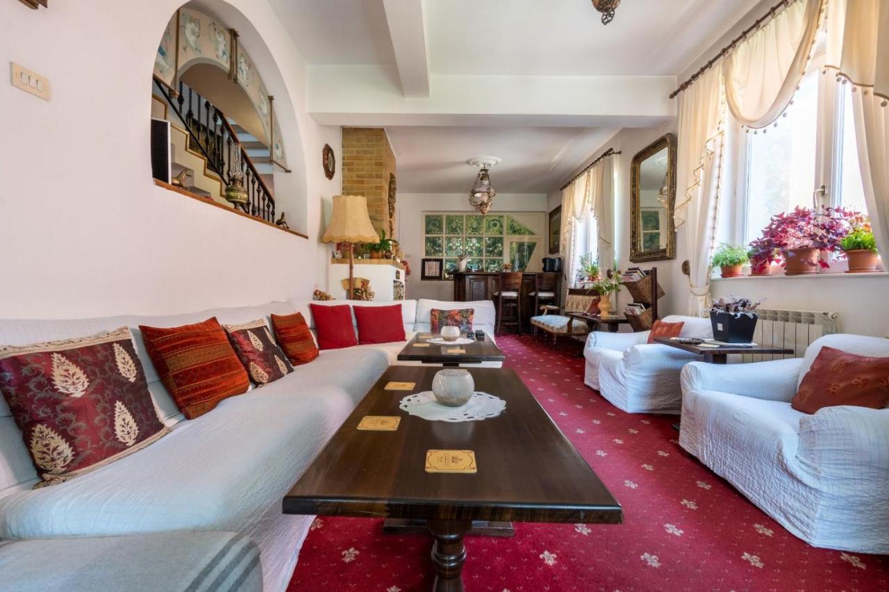 Villa-Hotel Escala Cluj-Napoca Eksteriør billede