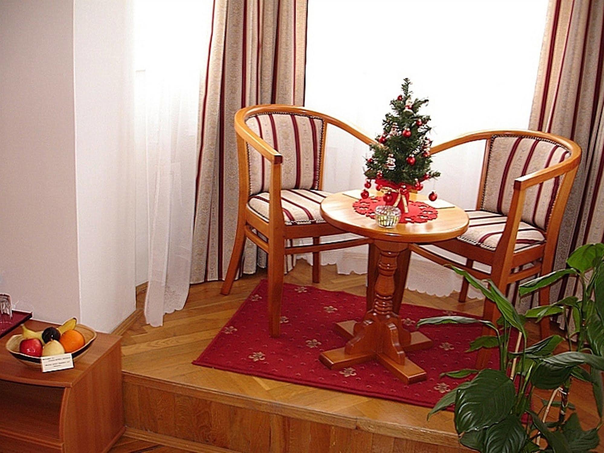 Villa-Hotel Escala Cluj-Napoca Eksteriør billede
