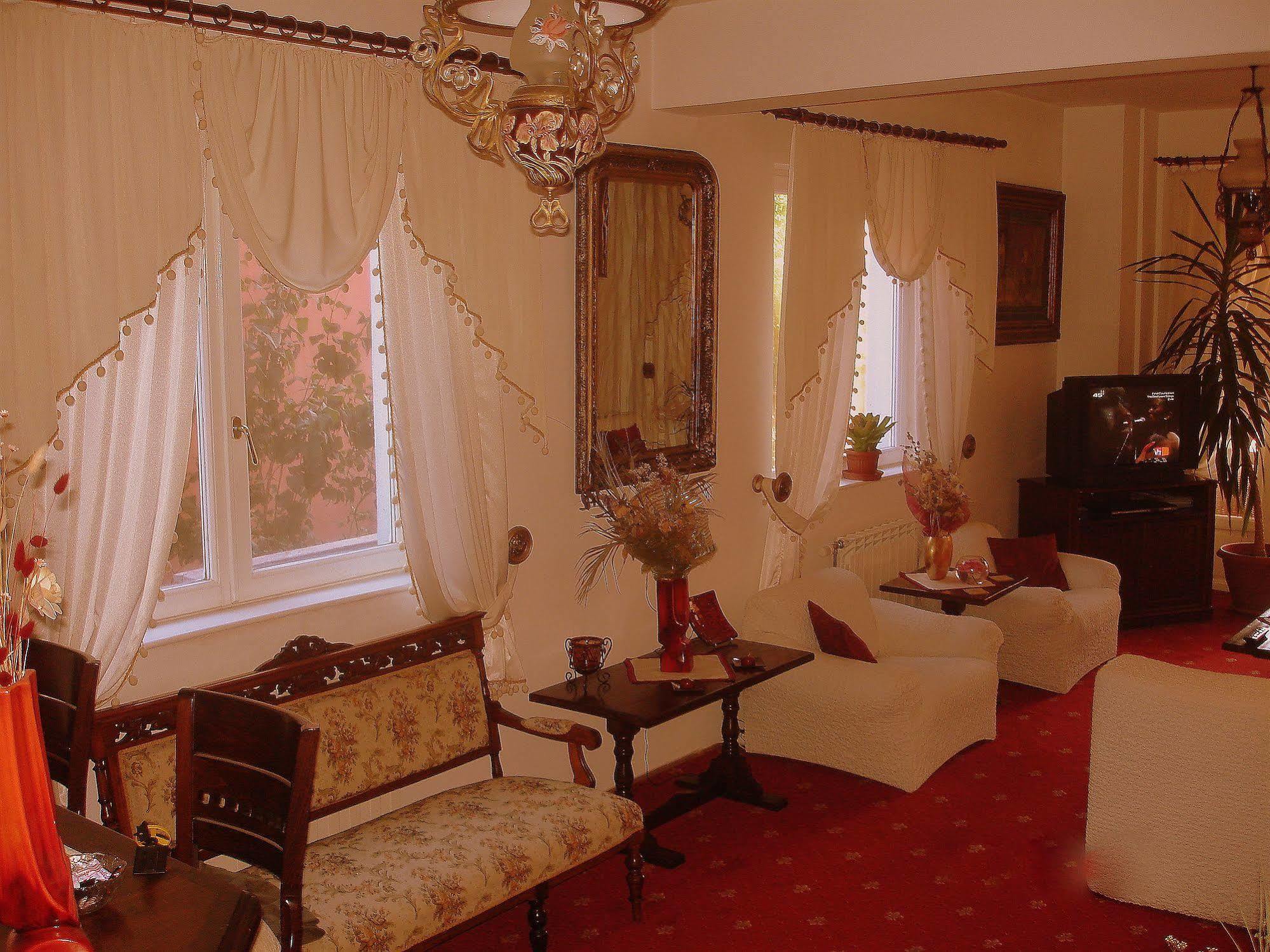 Villa-Hotel Escala Cluj-Napoca Eksteriør billede